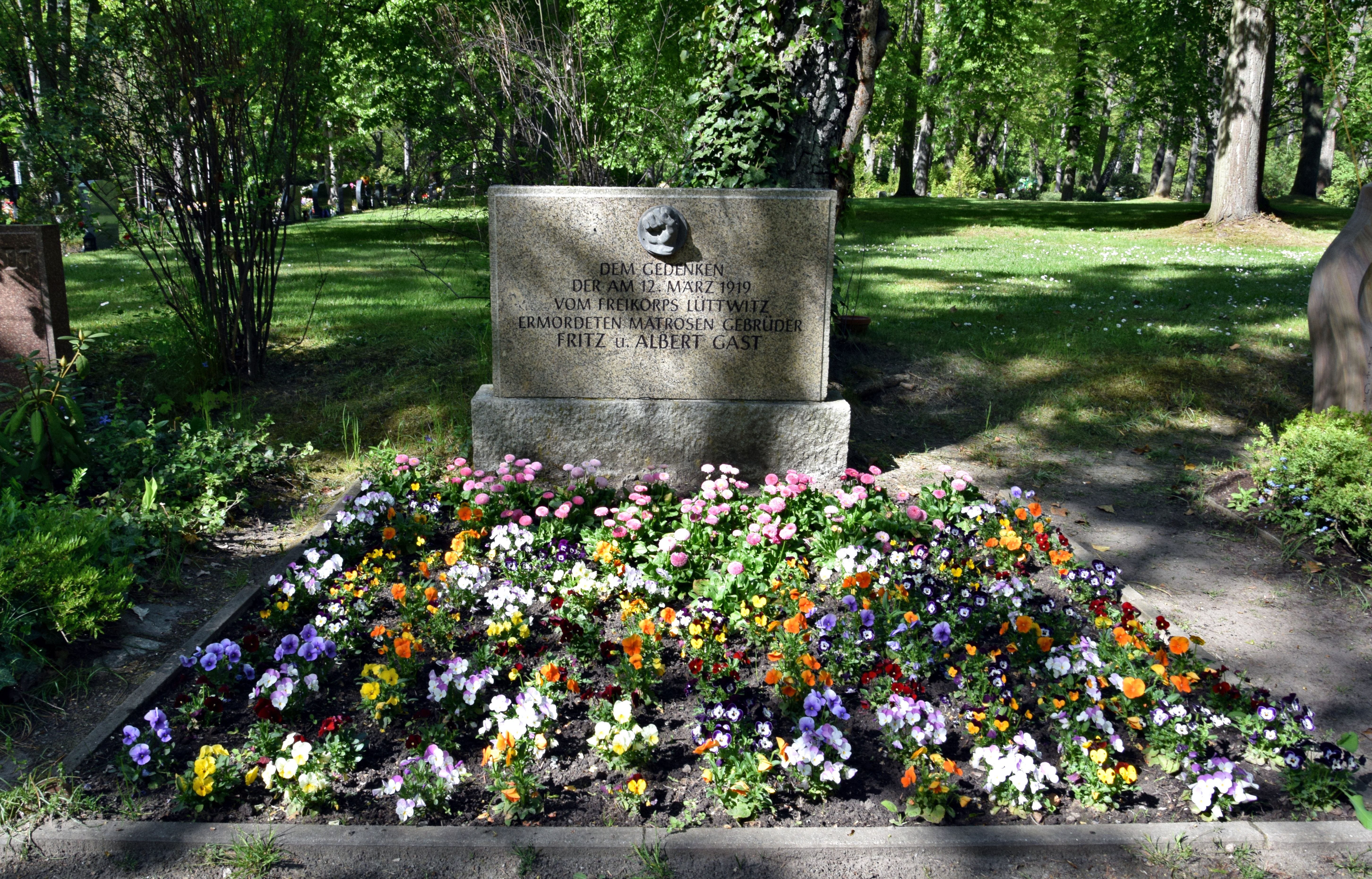 Gedenkstein für Fritz und Albert Gast auf dem Parkfriedhof Marzahn